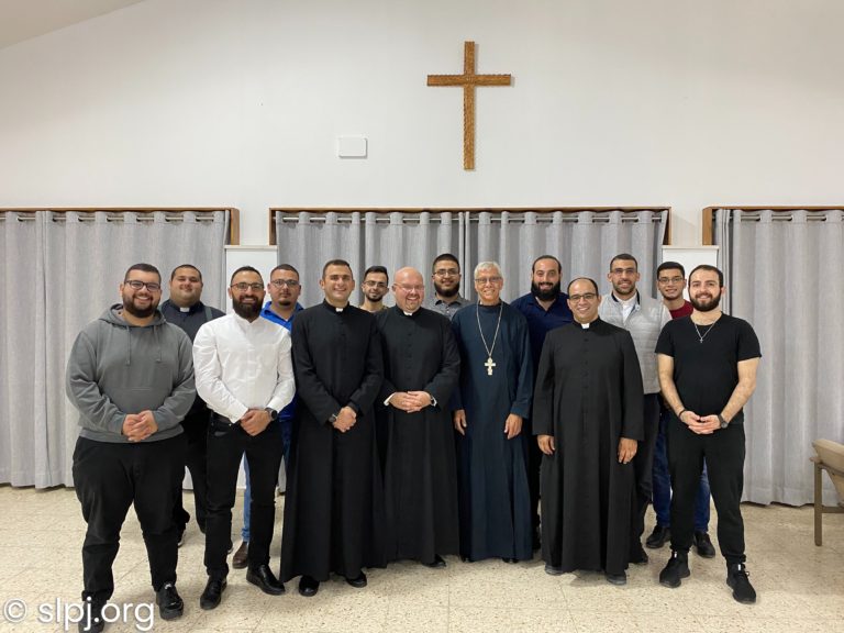 الأب جان بول اليسوعي والشماس ادوارد في زيارة للمعهد الإكليريكي