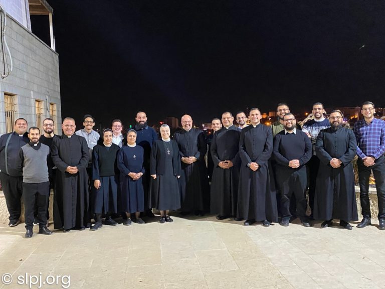 الرئيسة العامة لراهبات الوردية في المعهد الإكليريكي