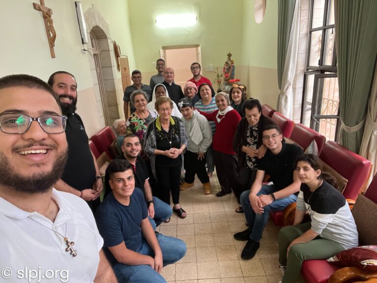 خدمة إنسانية في المؤسسات المسيحية