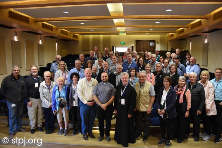 وفدٌ من فرسان القبر المقدَّس في ولاية نيويورك الأمريكية يزور المعهد الإكليريكي