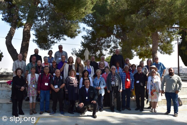 وفدٌ من فرسان القبر المقدَّس في ولاية أريزونا الأمريكية يزور المعهد الإكليريكي