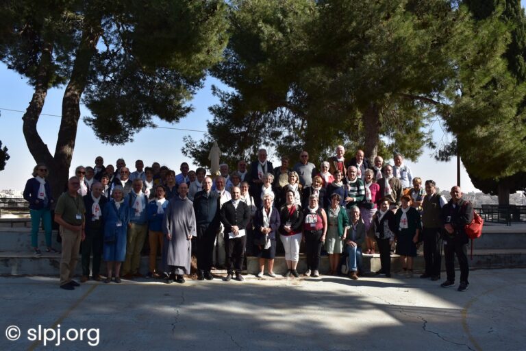 وفدٌ من فرسان القبر المقدَّس في مدينة ليون الفرنسية يزور المعهد الإكليريكي