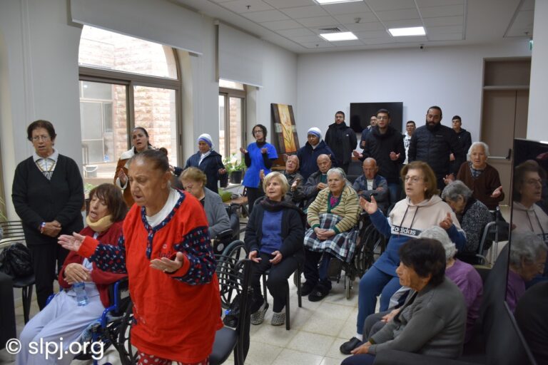 قداس إلهي في بيت القديس نيقولاوس للمسنين