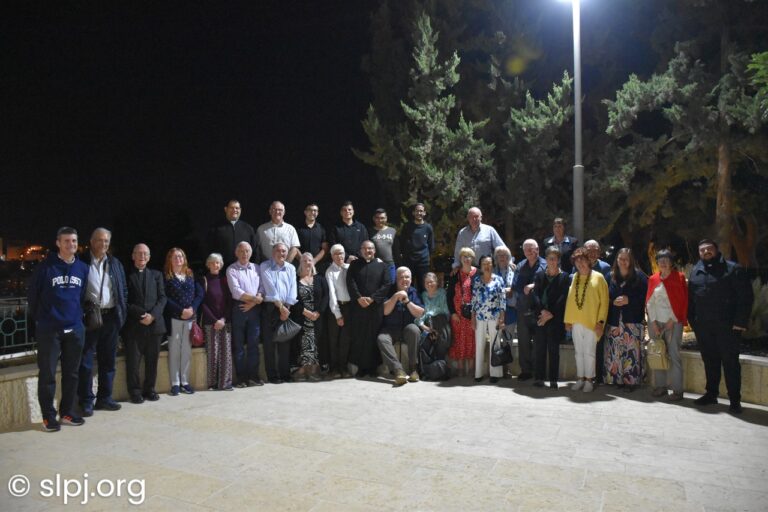 وفدٌ من الحجّاج من رعية القديسة حنّة في ليفربول يزور المعهد الإكليريكي