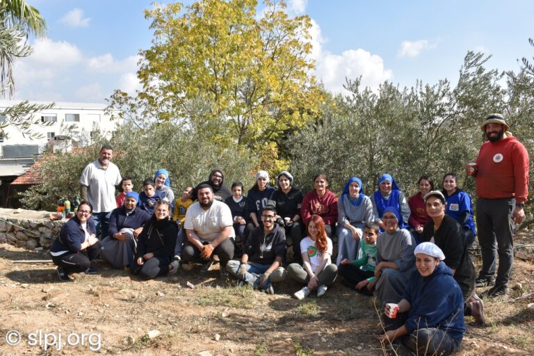 موسم قطف الزيتون في المعهد الإكليريكي