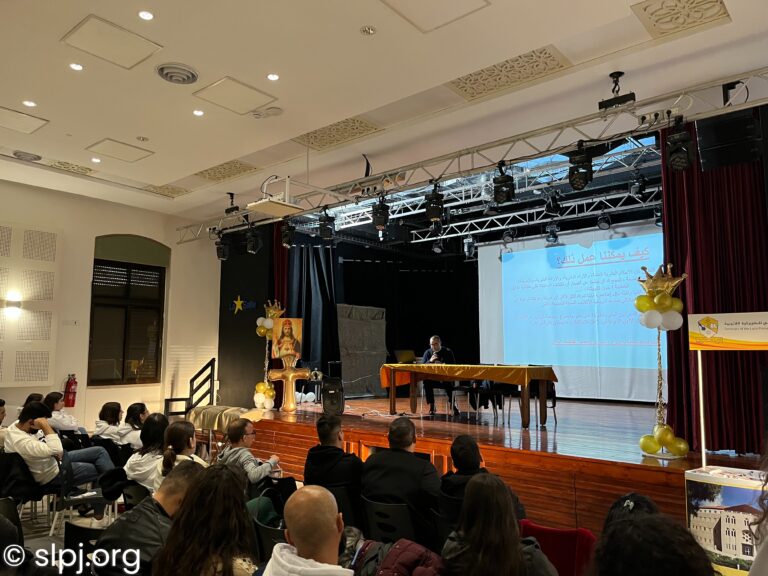 مشاركة طلاب المعهد في احتفال يسوع الملك “على درب الملك”