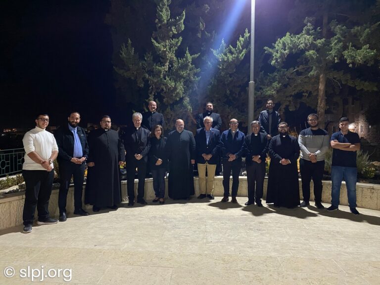 وَفدٌ من جمعية فرسان القبر المُقدَّس في مونتريال يزور المعهد الإكليريكي