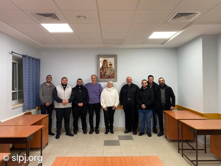 زيارة مجموعة من فرسان القبر المقدس من مدينة لاس فيغاس الأمريكية