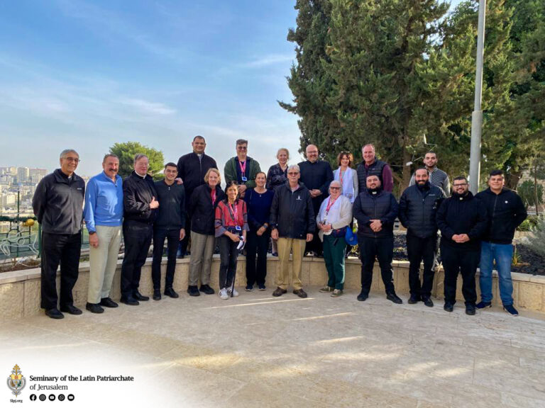 وفدٌ من فرسان القبر المقدَّس في أمريكا الشرقية يزور المعهد الإكليريكي