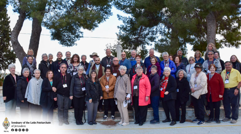 وفدٌ من فرسان القبر المقدَّس في ولاية أريزونا يزور المعهد الإكليريكي