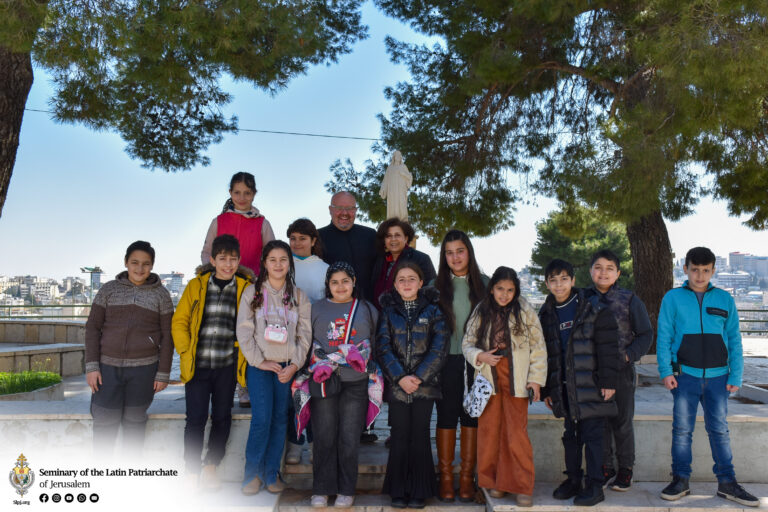 مدرسة طاليثا قومي تزور المعهد الإكليريكي