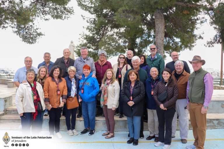 مجموعة من فرسان وسيدات القبر المقدس من جنوب ولاية كاليفورنيا في زيارة للمعهد الإكليريكي