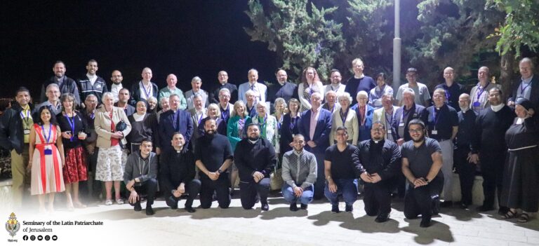 مجموعة من فرسان وفارسات القبر المقدس من إنجلترا في زيارة للمعهد الإكليريكي