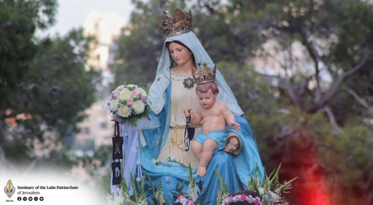 المعهد الإكليريكي يشارك في “طلعة العذراء” في حيفا