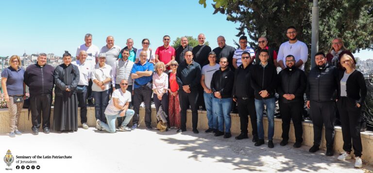 مجموعة حجاج من أبرشية ميلانو في زيارة للمعهد الإكليريكي