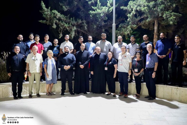 مجموعة من فرسان وسيدات القبر المقدس من الولايات المتحدة الأمريكية في زيارة للمعهد الإكليريكي