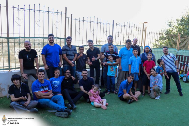 طلاب المعهد الإكليريكي يزورون أطفال ملجأ راهبات الكلمة المتجسد