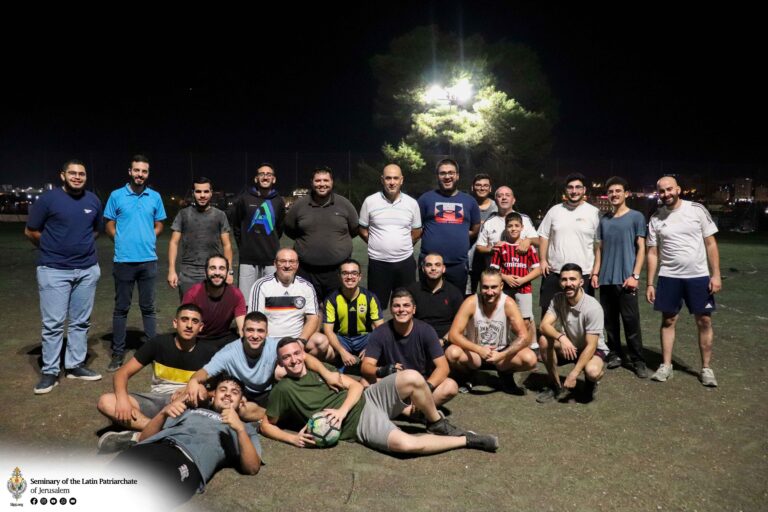 لعبة كرة قدم تجمع المجموعة البابوية وطلاب المعهد الإكليريكي