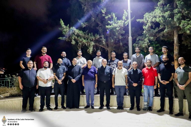 مجموعة من فرسان القبر المقدَّس من إيطاليا تزور المعهد الإكليريكي