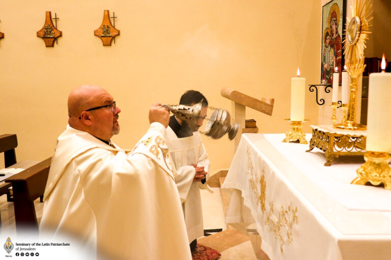 سجود للقربان الأقدس من أجل السلام