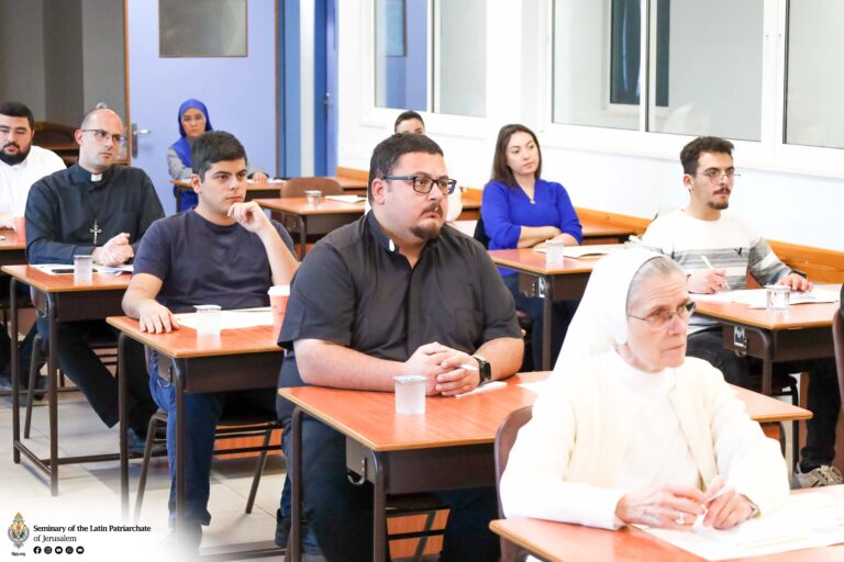 مركز التنشئة الروحية يعقد دورة تحت عنوان إدارة الأزمات والضّغوط النّفسيّة وقت الحرب