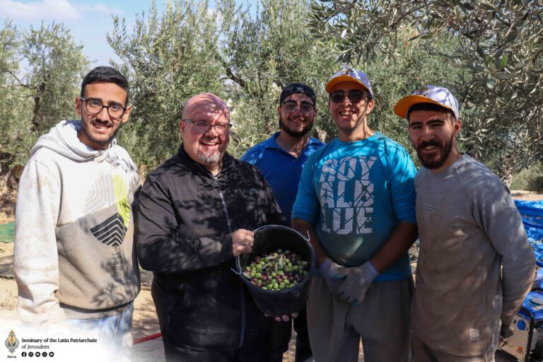 موسم قطف الزيتون في المعهد الإكليريكي