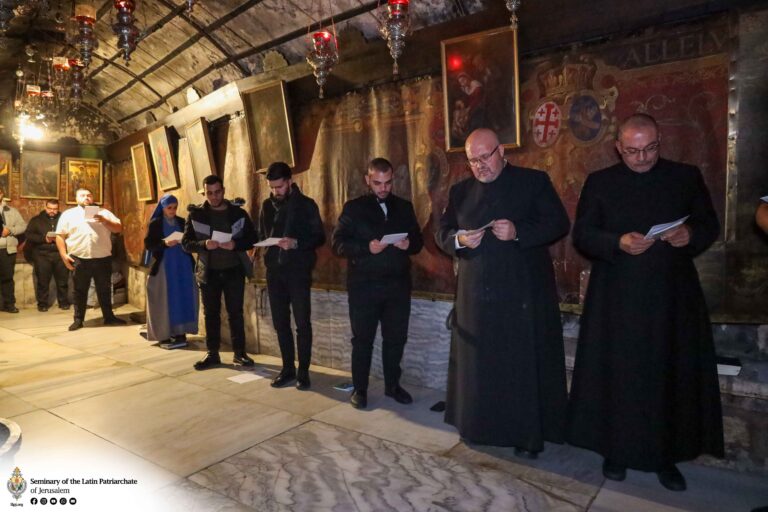 سجود في مغارة الميلاد في بيت لحم