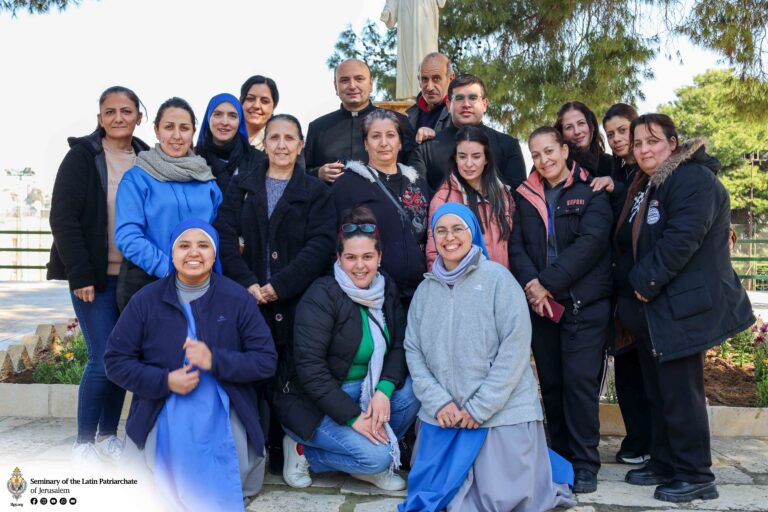 وقفة روحيّة لموظفي وموظفات بيت الطفل الإلهي – بيت لحم في المعهد الإكليريكي