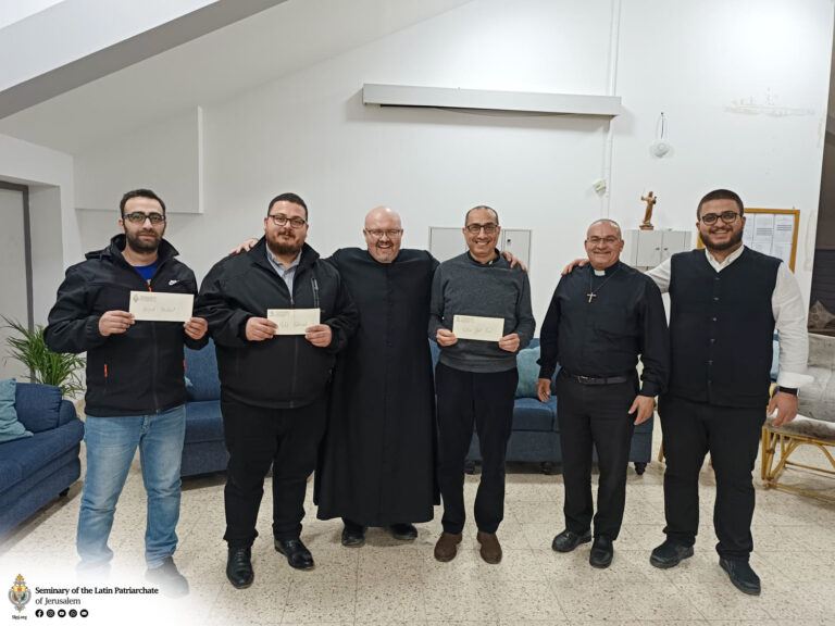 دوري في لعبتي تنس الطاولة وكرة قدم الطاولة