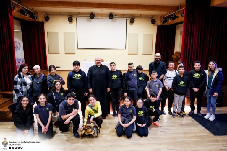 المعهد الإكليريكي يستضيف طلاباً من المدرسة الأمريكية – بيت جالا