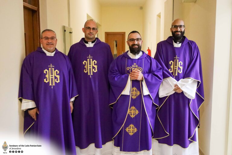 القداس الأول للأب عبدالله دبابنة في المعهد الإكليريكي