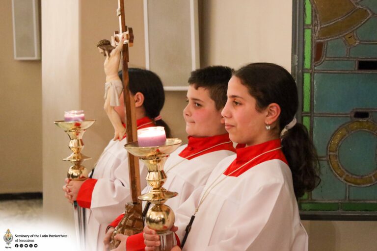 عائلة المعهد الإكليريكي تشارك في رتبة درب الصليب في بيت ساحور