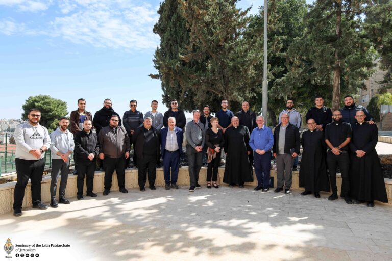 لجنة الأرض المقدسة التابعة للمجلس الأعلى لفرسان وفارسات القبر المقدس في زيارة للمعهد الإكليريكي