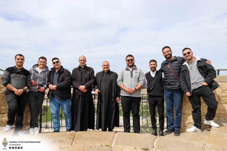 رحلة دينية إلى الأماكن المقدسة في مدينة القدس