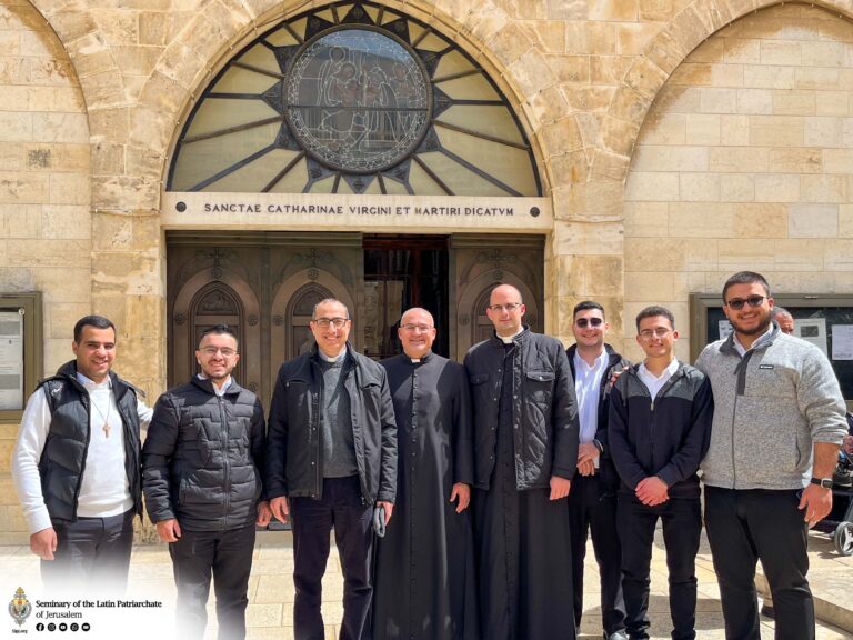 المعهد الإكليريكي يشارك في قداس الأحد في كنيسة المهد