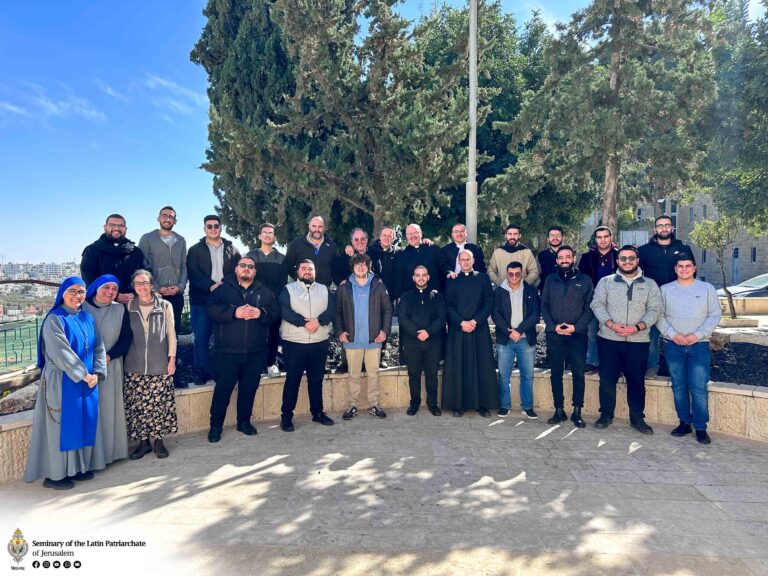 مدير دار المجوس المجتمعية يزور المعهد الإكليريكي برفقة الأب خافيير سياجريست