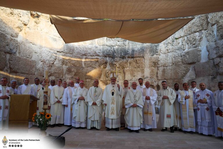 المعهد الإكليريكي يشارك في القدّاس الاحتفالي في عمواس