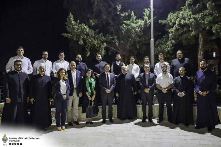 القنصل الفرنسي في القدس يزور المعهد الإكليريكي