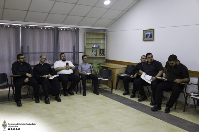 مركز التنشئة الروحيّة يعقد دورة  تحت عنوان “إدارة الأزمات والضّغوط النّفسيّة وقت الحرب”