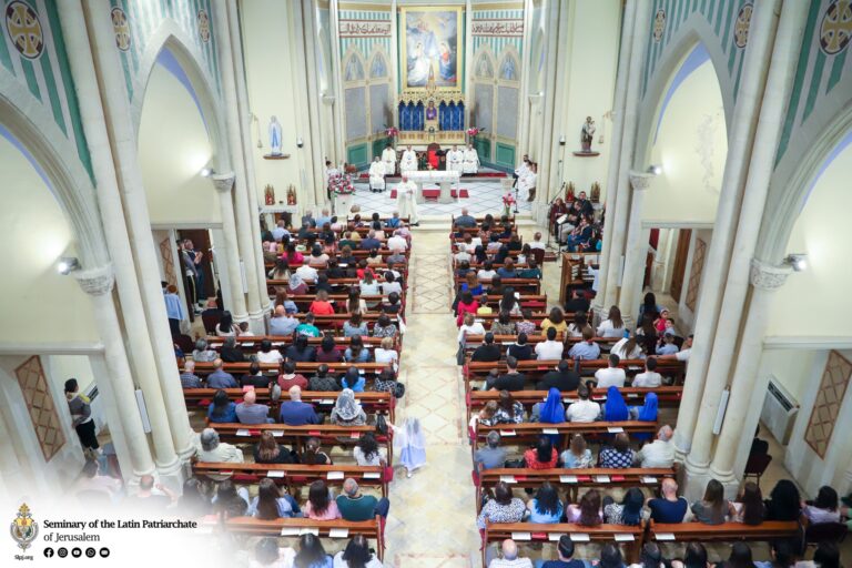 قداس إختتام الشهر المريمي في كنيسة سيدة البشارة – بيت جالا