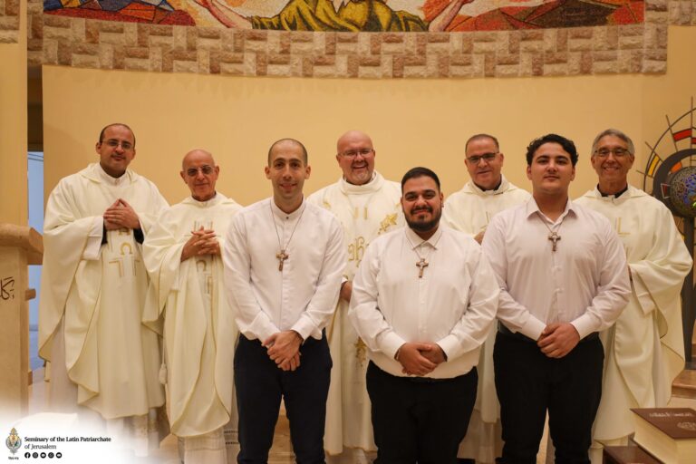 عيد القديس البابا يوحنا بولس الثاني وتسليم الكتاب المقدّس والصليب لطلاب السنة الأولى