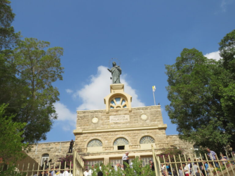 مَزارُ سُلطانَةِ فِلسطينَ في ديرِ رافات